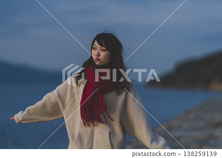 黃昏海中的女人 黃昏海中的女人 138259139