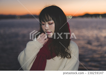 黃昏海中的女人 黃昏海中的女人 138259147