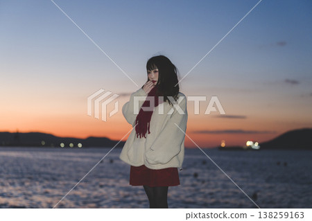 黃昏海中的女人 黃昏海中的女人 138259163