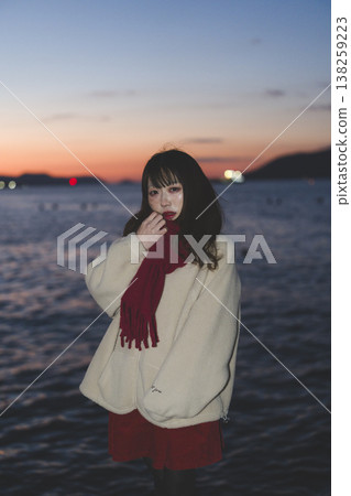 黃昏海中的女人 黃昏海中的女人 138259223