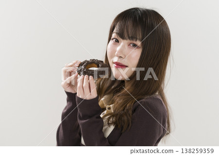 一個女人吃甜甜圈 138259359