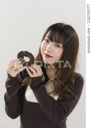 一個女人吃甜甜圈 138259377