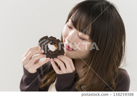 一個女人吃甜甜圈 一個女人吃甜甜圈 138259386