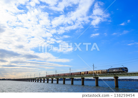 A freight train on the Kashima Line crosses the 1236m-long Kitaura Bridge. A freight train on the Kashima Line crosses the 1236m-long Kitaura Bridge. 138259454