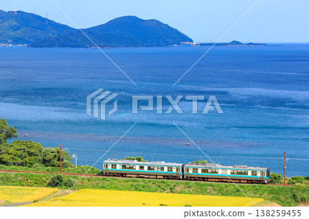 I took a photo of the Obama Line train running along rice paddies before harvest, with the deep blue Obama Bay as the backdrop, from the stands of the Obama Municipal Baseball Stadium. I took a photo of the Obama Line train running along rice paddies before harvest, with the deep blue Obama Bay as the backdrop, from the stands of the Obama Municipal Baseball Stadium. 138259455