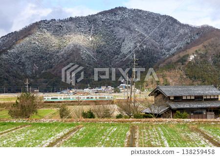 歐巴馬線列車靜靜地穿梭在早春的景色中,早晨的積雪仍殘留在地面上。 歐巴馬線列車靜靜地穿梭在早春的景色中,早晨的積雪仍殘留在地面上。 138259458