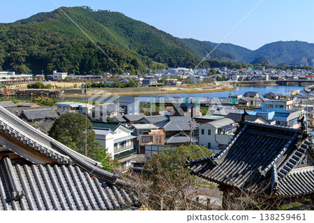 當我站在四國朝聖地之一的夜光寺眺望日和佐川時,一輛來自麥線的柴油車組駛過。 當我站在四國朝聖地之一的夜光寺眺望日和佐川時,一輛來自麥線的柴油車組駛過。 138259461