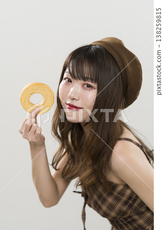 一位女士手持年輪蛋糕 138259815
