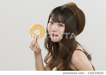 一位女士手持年輪蛋糕 138259820