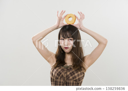 一位女士手持年輪蛋糕 一位女士手持年輪蛋糕 138259836
