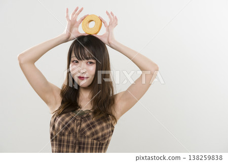 一位女士手持年輪蛋糕 138259838
