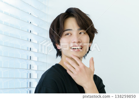 一位年輕日本男子站在窗邊的肖像 138259850