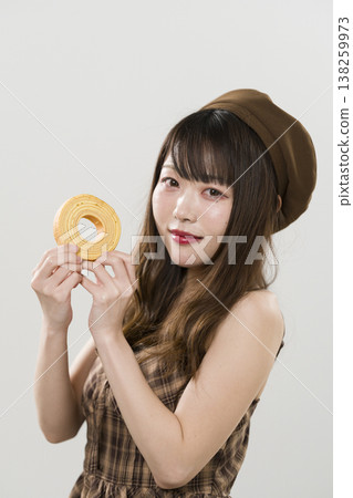一位女士手持年輪蛋糕 138259973