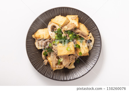 Stir-fried pork, deep-fried tofu, and lotus root. 138260076