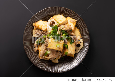 Stir-fried pork, deep-fried tofu, and lotus root. 138260079