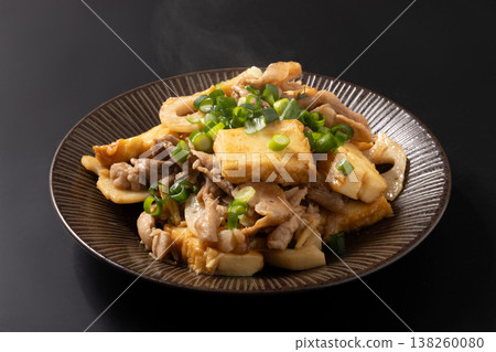Stir-fried pork, deep-fried tofu, and lotus root. 138260080