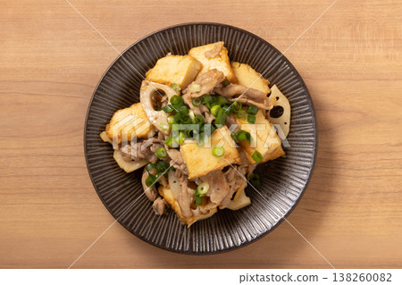 炒豬肉、炸豆腐和蓮藕。 138260082