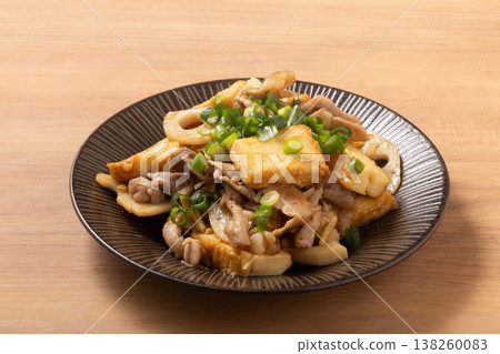 Stir-fried pork, deep-fried tofu, and lotus root. 138260083