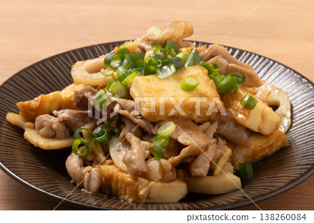 Stir-fried pork, deep-fried tofu, and lotus root. 138260084