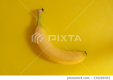 黃色背景上的香蕉 138260301