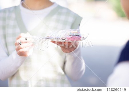 公園裡一個女孩在交換貼紙 公園裡一個女孩在交換貼紙 138260349