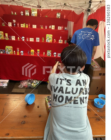 一個男孩沉迷於射擊遊戲 138260383