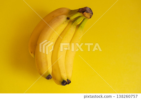 黃色背景上的香蕉 黃色背景上的香蕉 138260757