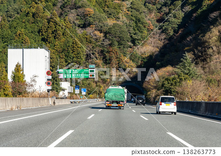 一輛卡車和一輛轎車在靜岡縣靜岡市清水區新東名高速公路隧道附近行駛。 一輛卡車和一輛轎車在靜岡縣靜岡市清水區新東名高速公路隧道附近行駛。 138263773