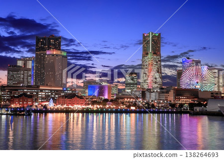 【世界百大夜景】橫濱市大棧橋碼頭眺望港未來21街區夜景 138264693