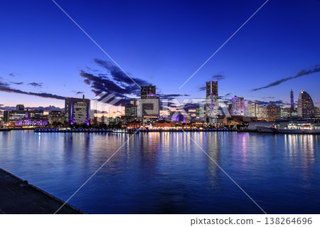 【世界百大夜景】橫濱市大棧橋碼頭眺望港未來21街區夜景 138264696