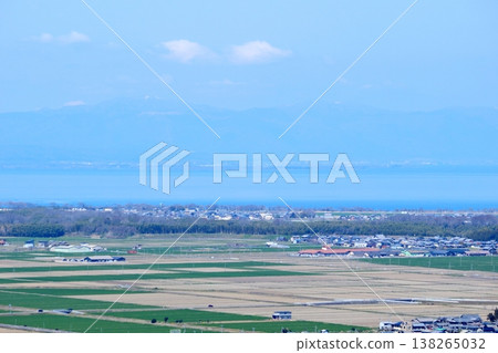 The scenery of farmland in Higashiomi City and Lake Biwa. 138265032