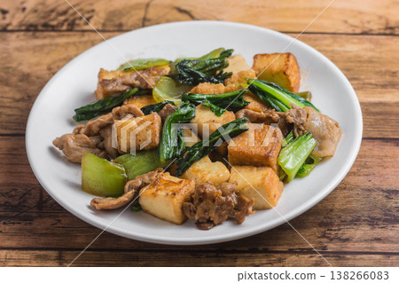炒小松菜(日本芥菜)、炸豆腐和豬肉 炒小松菜(日本芥菜)、炸豆腐和豬肉 138266083