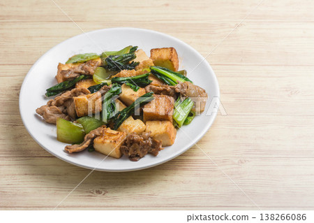 炒小松菜(日本芥菜)、炸豆腐和豬肉 炒小松菜(日本芥菜)、炸豆腐和豬肉 138266086