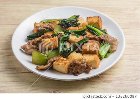 炒小松菜(日本芥菜)、炸豆腐和豬肉 炒小松菜(日本芥菜)、炸豆腐和豬肉 138266087