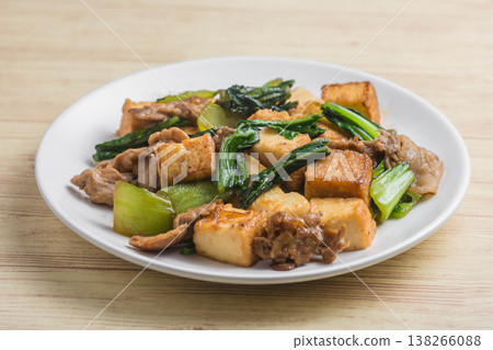 炒小松菜(日本芥菜)、炸豆腐和豬肉 炒小松菜(日本芥菜)、炸豆腐和豬肉 138266088