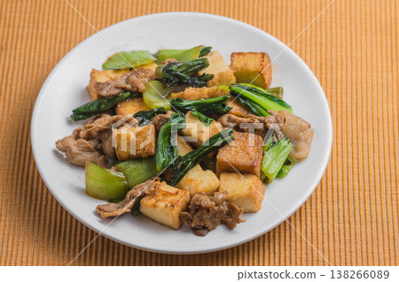 炒小松菜（日本芥菜）、炸豆腐和豬肉 138266089