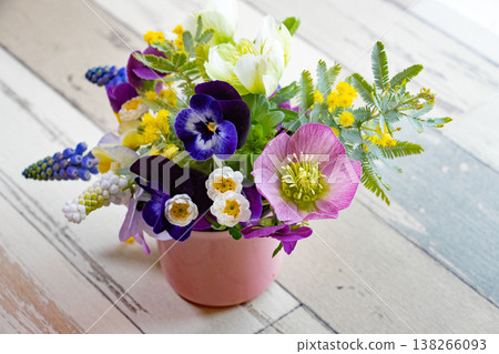 Cute spring flowers in a cup 138266093