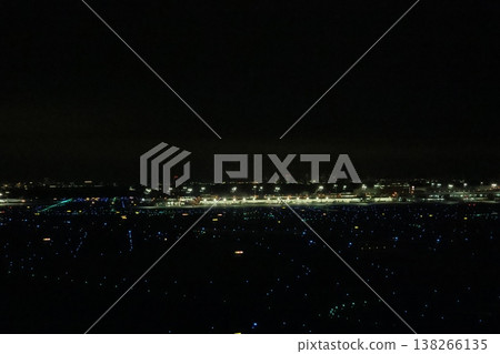 夜幕降臨,機場燈火通明。 夜幕降臨,機場燈火通明。 138266135