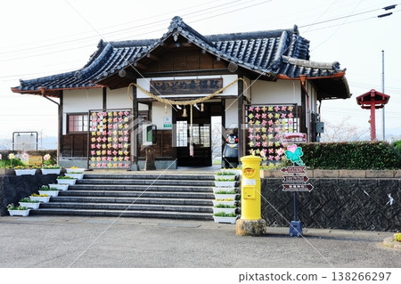 一個帶來幸福的車站。熊川鐵道岡留興福站的復古車站建築和春日景色。 138266297