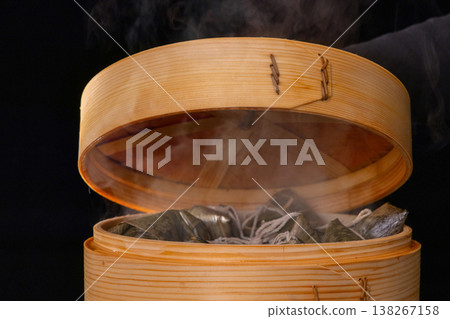 在端午節,以特寫視角捕捉竹蒸籠開蓋的瞬間,露出粽子 138267158