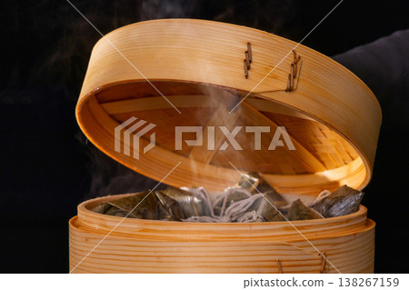 在端午節,以特寫視角捕捉竹蒸籠開蓋的瞬間,露出粽子 138267159