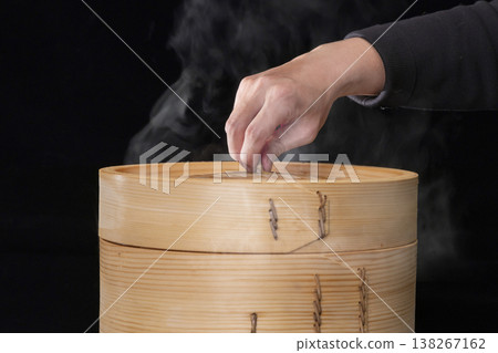 在端午節,以特寫視角捕捉竹蒸籠開蓋的瞬間,露出粽子 138267162