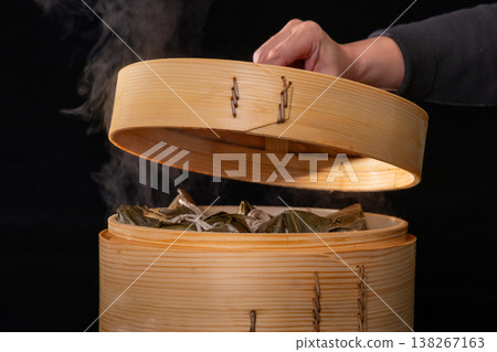 在端午節,以特寫視角捕捉竹蒸籠開蓋的瞬間,露出粽子 138267163