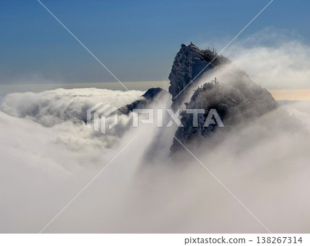 天狗山聳立於雲海之中 天狗山聳立於雲海之中 138267314
