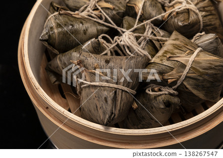 端午節傳統竹製蒸籠現蒸美味粽子 138267547