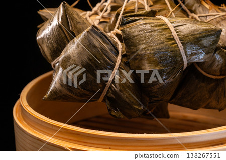 端午節傳統竹製蒸籠現蒸美味粽子 138267551