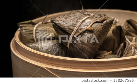 端午節傳統竹製蒸籠現蒸美味粽子 138267556