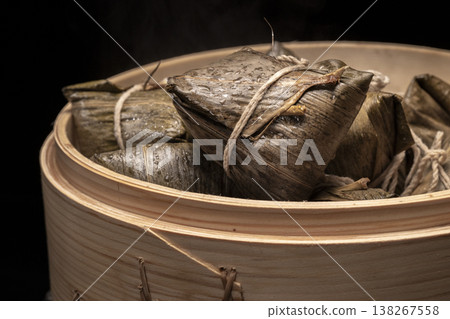 端午節傳統竹製蒸籠現蒸美味粽子 138267558