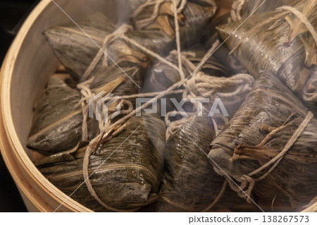 端午節傳統竹製蒸籠現蒸美味粽子 端午節傳統竹製蒸籠現蒸美味粽子 138267573