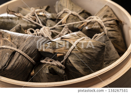 端午節傳統竹製蒸籠現蒸美味粽子 138267581